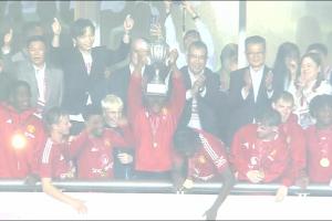 捧杯時刻！17歲奧比-馬丁捧起友誼賽獎杯，本場梅開二度導演逆轉(zhuǎn)