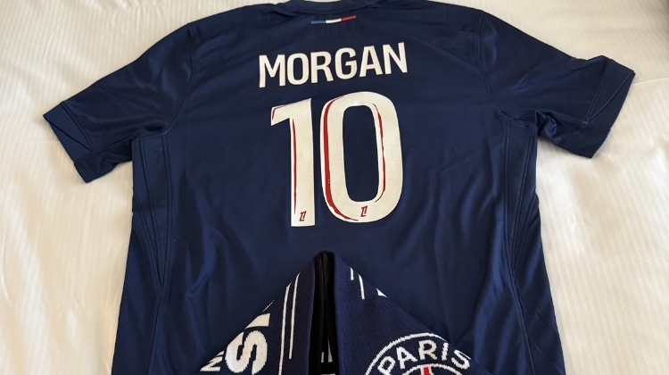 摩根曬巴黎10號(hào)球衣&圍巾：做一晚上巴黎球迷，沖呀巴黎！