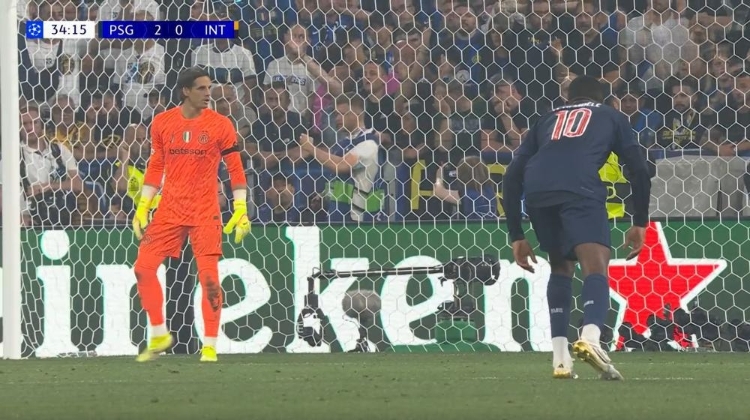 非靜止畫面！國(guó)米開門球，登貝萊踩著禁區(qū)線蓄勢(shì)猛撲