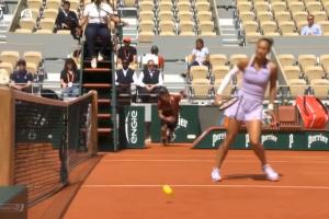 鄭欽文首盤一度4-2領先，6-7先丟一盤，大比分0-1落后薩巴倫卡