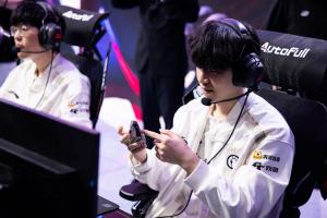 決勝局定心骨Theshy壓力之下掏出劍魔 對位單殺+獨攬6K經濟差