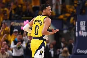 還不夠！哈利伯頓半場三分3中2拿到6分7板3助 出現(xiàn)2失誤