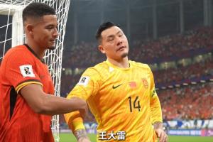 幾度淚眼婆娑！王大雷賽后不忍告別，被蔣光太推到最前面接受致敬