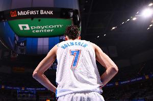 硬漢！美記：切特回更衣室時(shí)明顯跛行本場比賽他多次崴腳摔倒