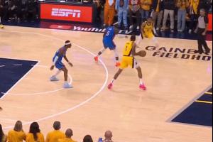 你干嘛！哎呦~多特繞掩護(hù)夸張起飛！摔了3米遠(yuǎn)！