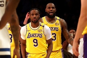 湖人官方曬照祝父親節(jié)快樂(lè) 大莫DFS東契奇都有可愛(ài)女兒