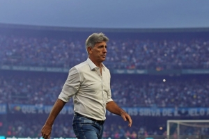 帶隊?wèi)?zhàn)平多特蒙德的弗魯米嫩塞主帥，他30年7進宮創(chuàng)紀(jì)錄！