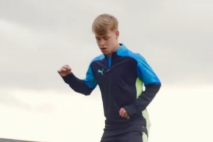 羅馬諾：曼城接近簽下利物浦U15中場莫斯，正敲定關(guān)鍵細(xì)節(jié)