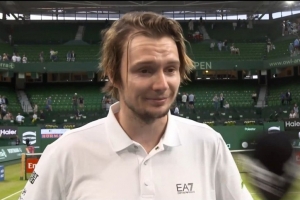 爆冷！布勃利克2-1逆轉(zhuǎn)世界第一辛納，晉級(jí)ATP500哈雷站8強(qiáng)