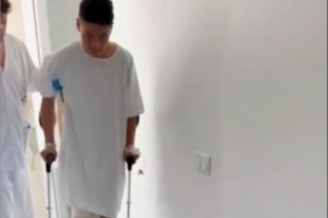 還想踢！武磊在西班牙接受膝蓋手術(shù)&艱難拄拐！身價(jià)已跌至70萬(wàn)歐