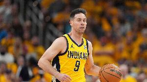 敢打敢拼麥康納12中6貢獻(xiàn)12分9板6助 4次搶斷與雷霆全隊(duì)持平