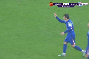 特謝拉第30分鐘染黃，朝裁判手比兩根手指抱怨判罰