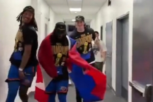 慶祝起來多特身披加拿大+海地國旗 滿臉笑容走在球員通道