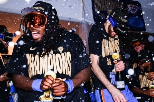 雷霆官推曬隊(duì)員們更衣室慶祝圖片：冠軍們?cè)陂_香檳