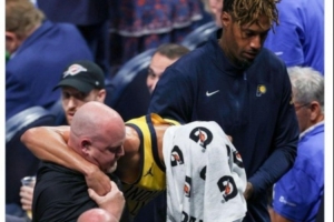 詹姆斯-約翰遜曬自己攙扶哈利離場照：永遠在你身邊 兄弟