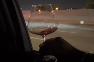 搖晃的紅酒杯！詹姆斯曬夜間乘車愜意自拍 手中一杯紅酒