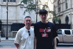 參觀NBA總部&與家人團(tuán)聚！媒體人周鵬曬楊瀚森再次抵達(dá)紐約后近照