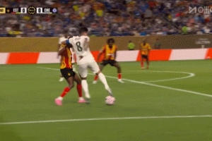 恩佐策動古斯托下底傳中，霍爾頭球攻門被解圍