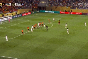 冒充職業(yè)球員突尼斯希望門將單場(chǎng)貢獻(xiàn)目送+黃油手+撲救撞門柱