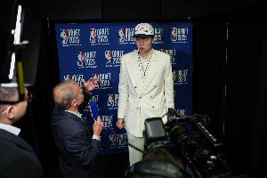 付政浩：楊瀚森被選中后身價過億 有天賦球星還是應(yīng)該立志沖擊NBA