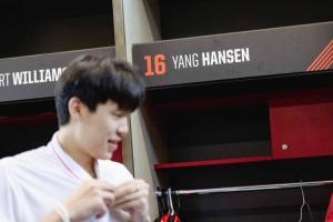 來看看楊瀚森在開拓者更衣室的位置 更衣柜挨著羅威