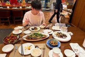 BLG工作人員曬出Elk賽后吃飯照片：其他四個回酒店吃些清淡的食物