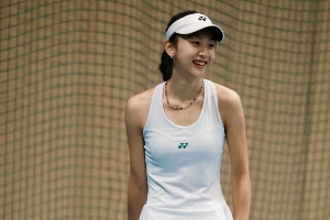 田亮妻子曬森碟打網(wǎng)球照片：身材高挑，下巴后縮問題得到改善