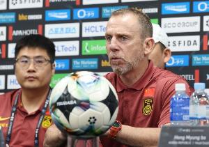 記者：中超節(jié)奏太慢水平低，王鈺棟們?nèi)W洲二流聯(lián)賽都比在中超好