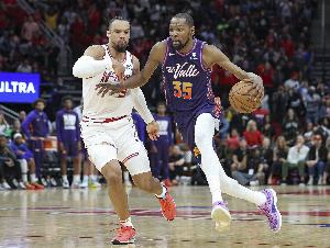 斯通：狄龍對(duì)我們的成長影響重大 他一次次以堅(jiān)韌和激情引領(lǐng)球隊(duì)