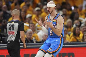 蒂格：夏聯(lián)球員要找準(zhǔn)定位 要么防守像卡魯索要么進(jìn)攻像里夫斯