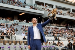 新股東基耶利尼亮相洛杉磯FC主場，化身榮譽“馴鷹師”