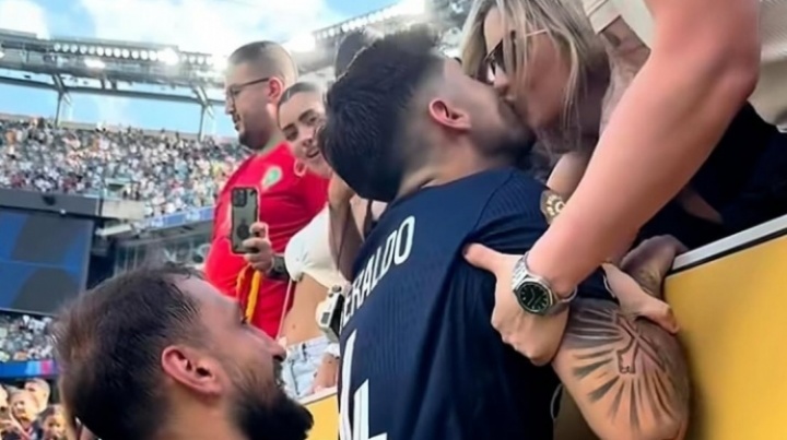 多納魯馬賽后貼心將隊(duì)友貝拉爾多舉上看臺(tái)，讓他可以親吻女友