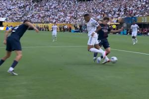 真敢下腳！內(nèi)維斯精準(zhǔn)斷下姆巴佩腳下球，后者痛苦倒地