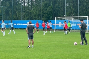 記者：申花今天只有16人參加訓(xùn)練，助理教練親自上陣