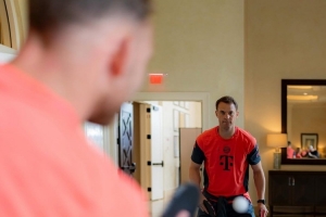 什么水平？拜仁社媒曬諾伊爾、佩雷茨打乒乓球視頻