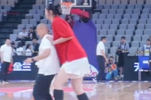 “心疼”教練3秒張子宇昨晚賽前與助教熱身 不動(dòng)如山角力獲勝