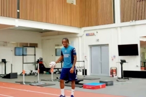 胯下運球+投籃命中！馬杜埃凱在阿森納訓(xùn)練基地打籃球