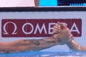 贏得尊重！查爾莫斯今日主動跟潘展樂握手，奧運期間曾發(fā)生小誤會