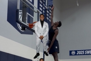 迪班薩惡搞凱文-哈特 將其P進(jìn)自己展示恐怖彈跳的照片中