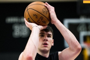 白人射手湖人官推曬拉拉維亞訓(xùn)練照：杰克在訓(xùn)練館