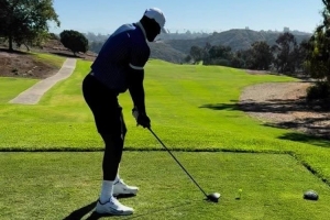 精益求精??詹姆斯曬繼續(xù)練習(xí)高爾夫 打磨揮桿動(dòng)作