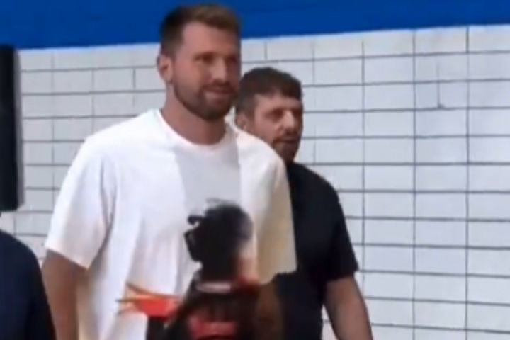 什么叫驚喜！東契奇球鞋宣傳活動(dòng)中突襲球館 球迷瘋狂大喊！