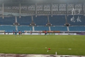 蘇媒：鎮(zhèn)江隊(duì)臺(tái)風(fēng)天氣下仍按計(jì)劃訓(xùn)練，教練讓廚房緊急準(zhǔn)備姜湯