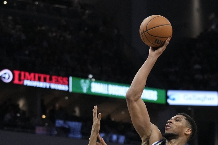 散了記者：尼克斯在提前續(xù)約大橋前得知 字母哥不會(huì)申請(qǐng)交易