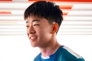 到隊(duì)第一天！萊里達(dá)競技官方歡迎鄺兆鐳，并曬出他的26號球衣