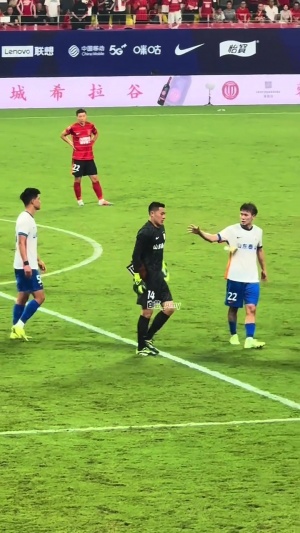 有些不爽！王大雷染紅離場時扔隊長袖標(biāo)，李源一從地上撿起來