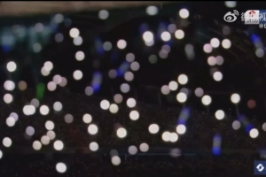 如同夢幻！蘇超現(xiàn)場突發(fā)燈光熄滅，全場球迷舉起手機閃光燈應(yīng)援