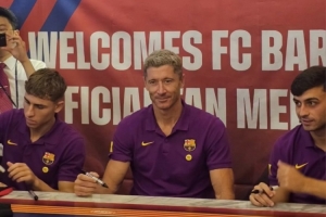 韓媒：萊萬、佩德里、費爾明出席簽名會，超1000名球迷到場