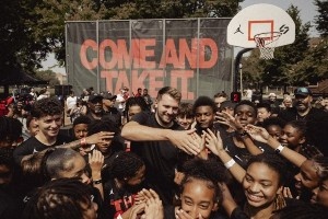 帥七七！東契奇現(xiàn)身芝加哥聯(lián)合公園參加活動(dòng) 并為球迷送出簽名鞋