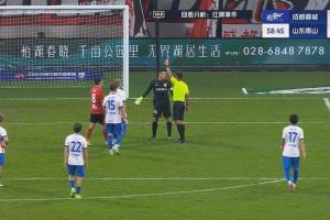 王大雷賽季第二次直紅！首張紅牌也是沖出禁區(qū)犯規(guī)，黃牌改直紅